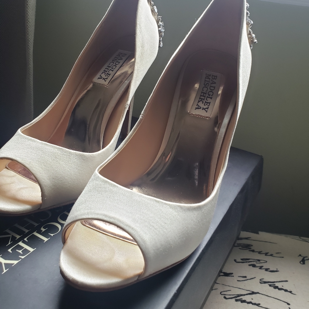 Badgley Mischka Ivory heels